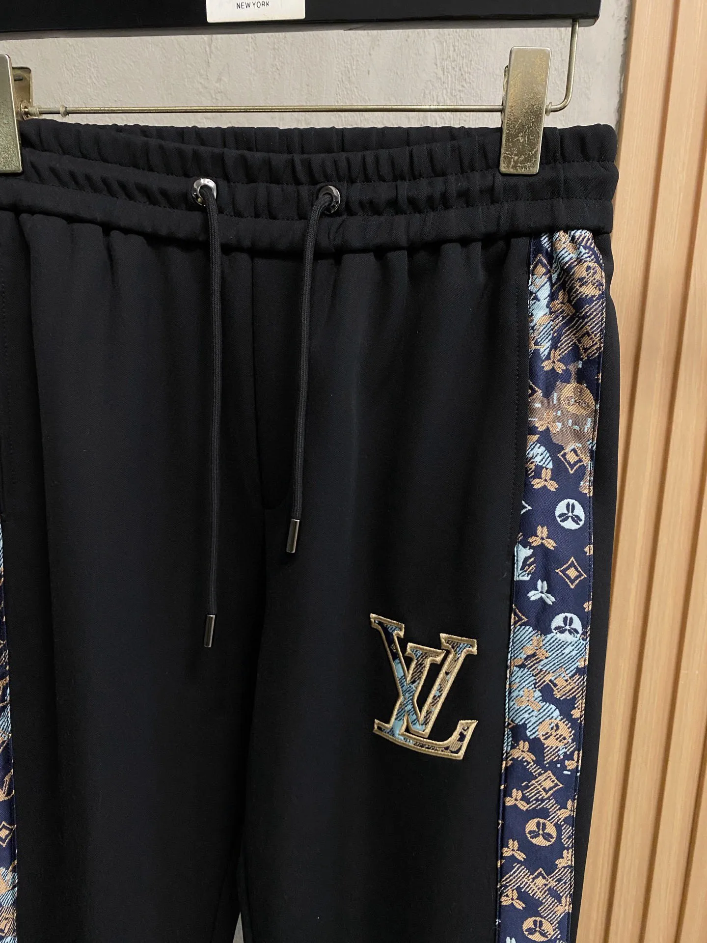 🅿️720 [LV Louis Vuitton] hot-selling suit is coming. Focus on the original version of the official website. 2025 new hot-selling cardigan and sweatshirt suit. The original order is the best. 🇭🇰The meticulous work of top designers. It has a fitting and perfect upper body effect. All-natural high-quality Tencel Roman cotton 100%, close-fitting comfort, noble and elegant! Original hardware embodies elegance and nobility! Counter size: M-3XL (maximum wear up to 190 pounds)